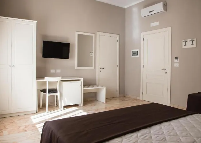 Guest house Faro Bianco - &