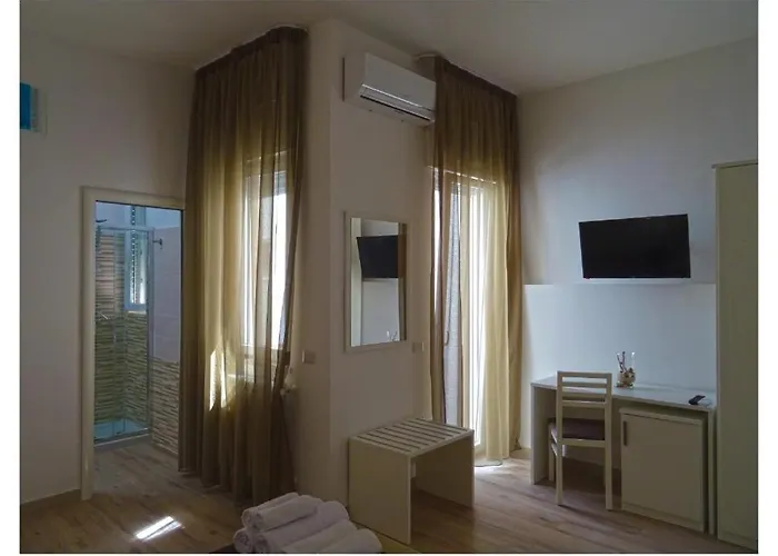 Guest house Faro Bianco - &