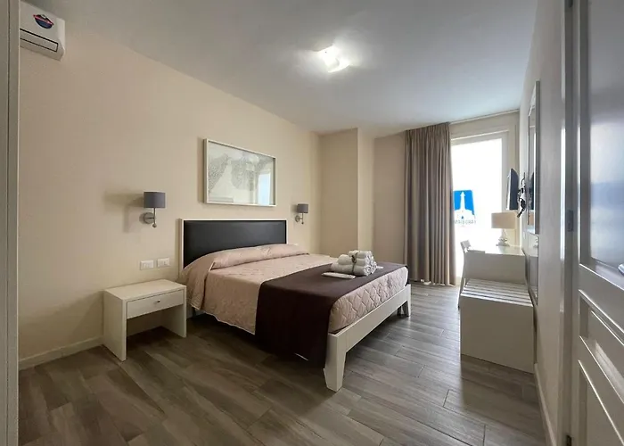 Guest house Faro Bianco - &
